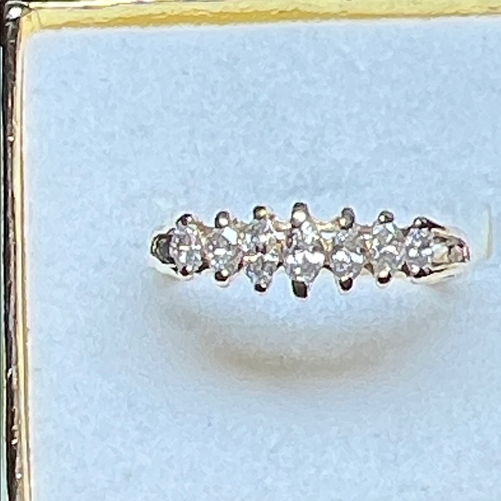 Elegant 14k yellow gold and diamond band !